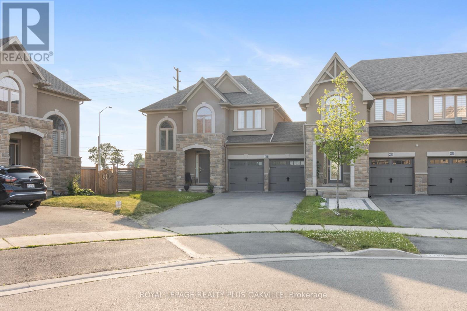 2386 Natasha Circle, Oakville, Ontario  L6M 1P2 - Photo 4 - W12557254