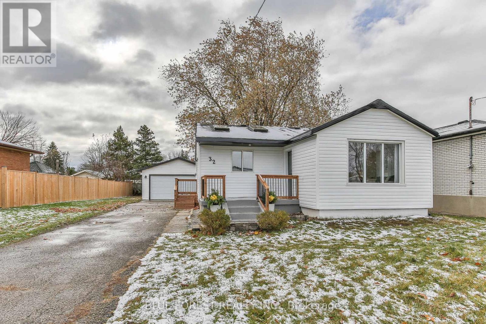 32 Mary Street E, St. Thomas, Ontario  N5R 2V8 - Photo 2 - X12557288