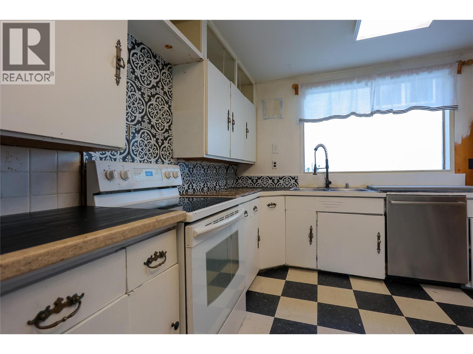 1760 Daniel Street, Trail, British Columbia  V1R 4G8 - Photo 17 - 10363046