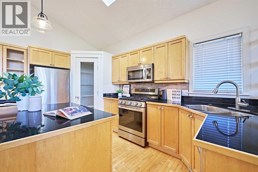 250 Strathridge Place Sw, Calgary, Alberta  T3H 4J3 - Photo 12 - A2266137