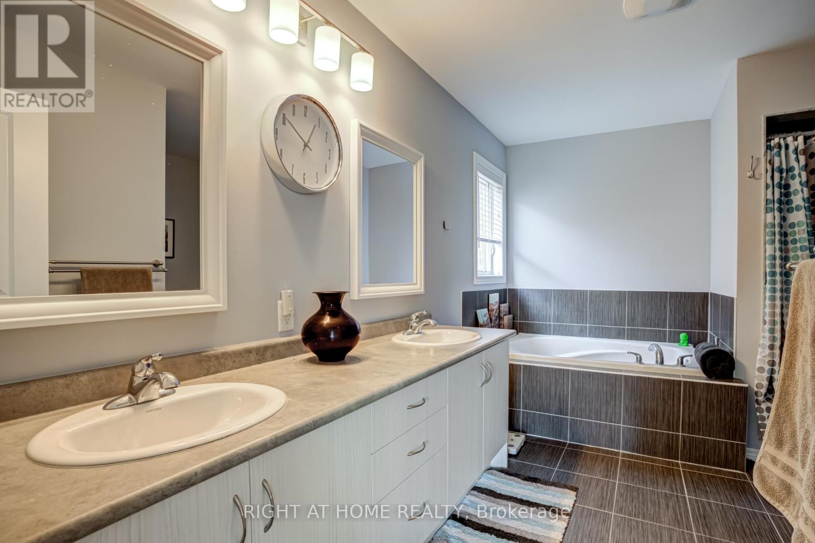 1341 Bardeau Street, Innisfil, Ontario  L0L 1W0 - Photo 22 - N12557296