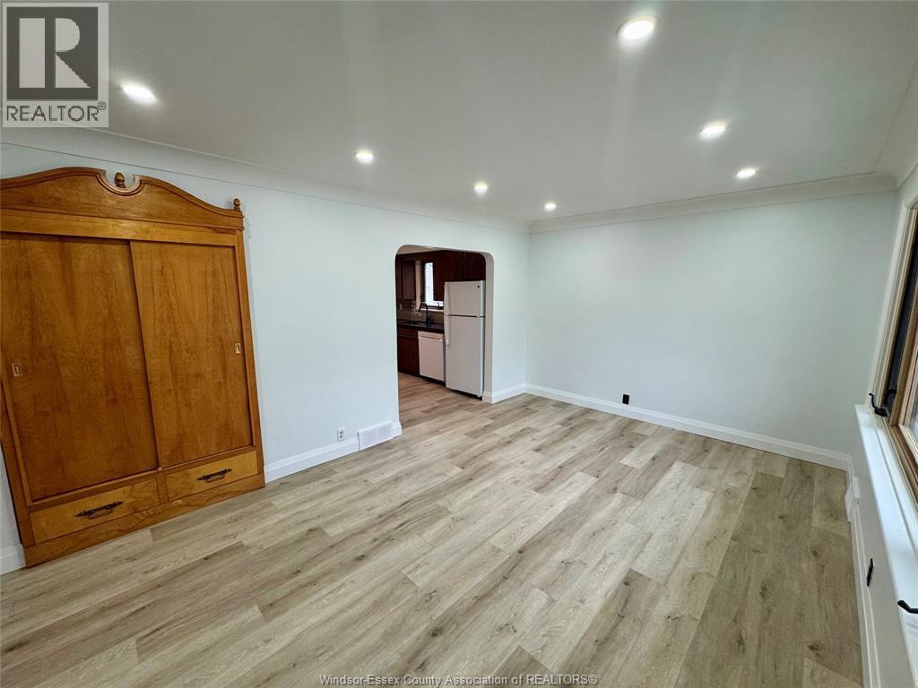 3849 Hillcrest, Windsor, Ontario N9C 2E4 - Photo 2 - 25029091