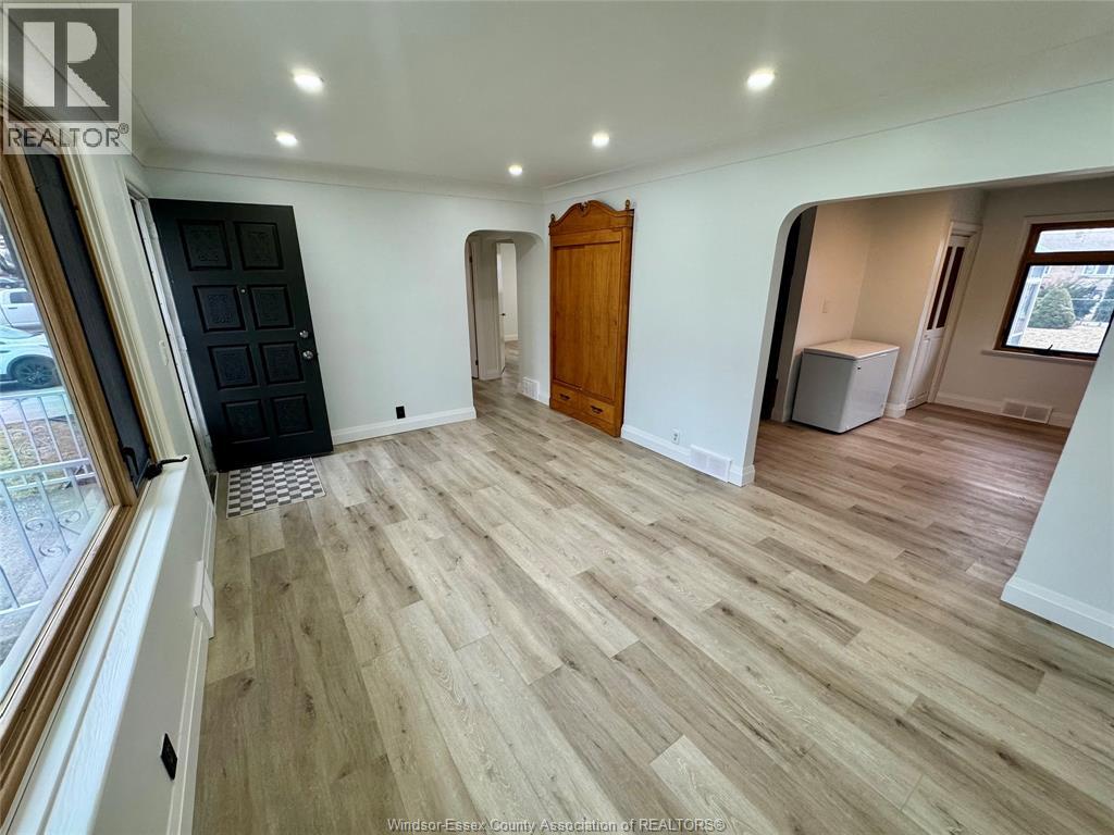 3849 Hillcrest, Windsor, Ontario N9C 2E4 - Photo 3 - 25029091