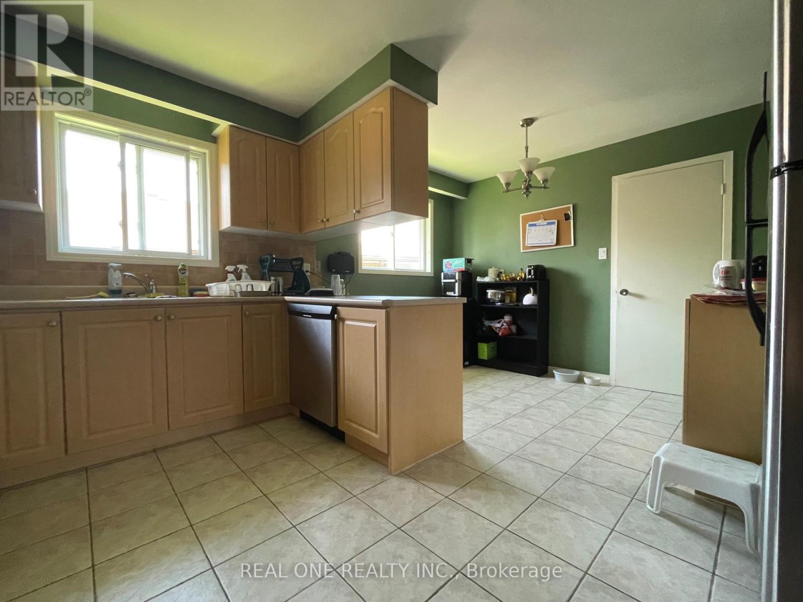 20 Mallaby Road, Toronto, Ontario  M2H 1P3 - Photo 4 - C12557326