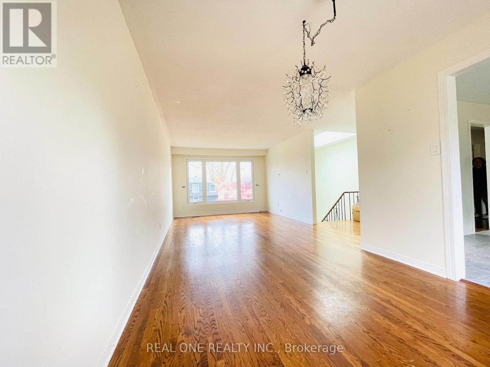 2249 Wyandotte Drive, Oakville, Ontario  L6L 2T4 - Photo 5 - W12557332