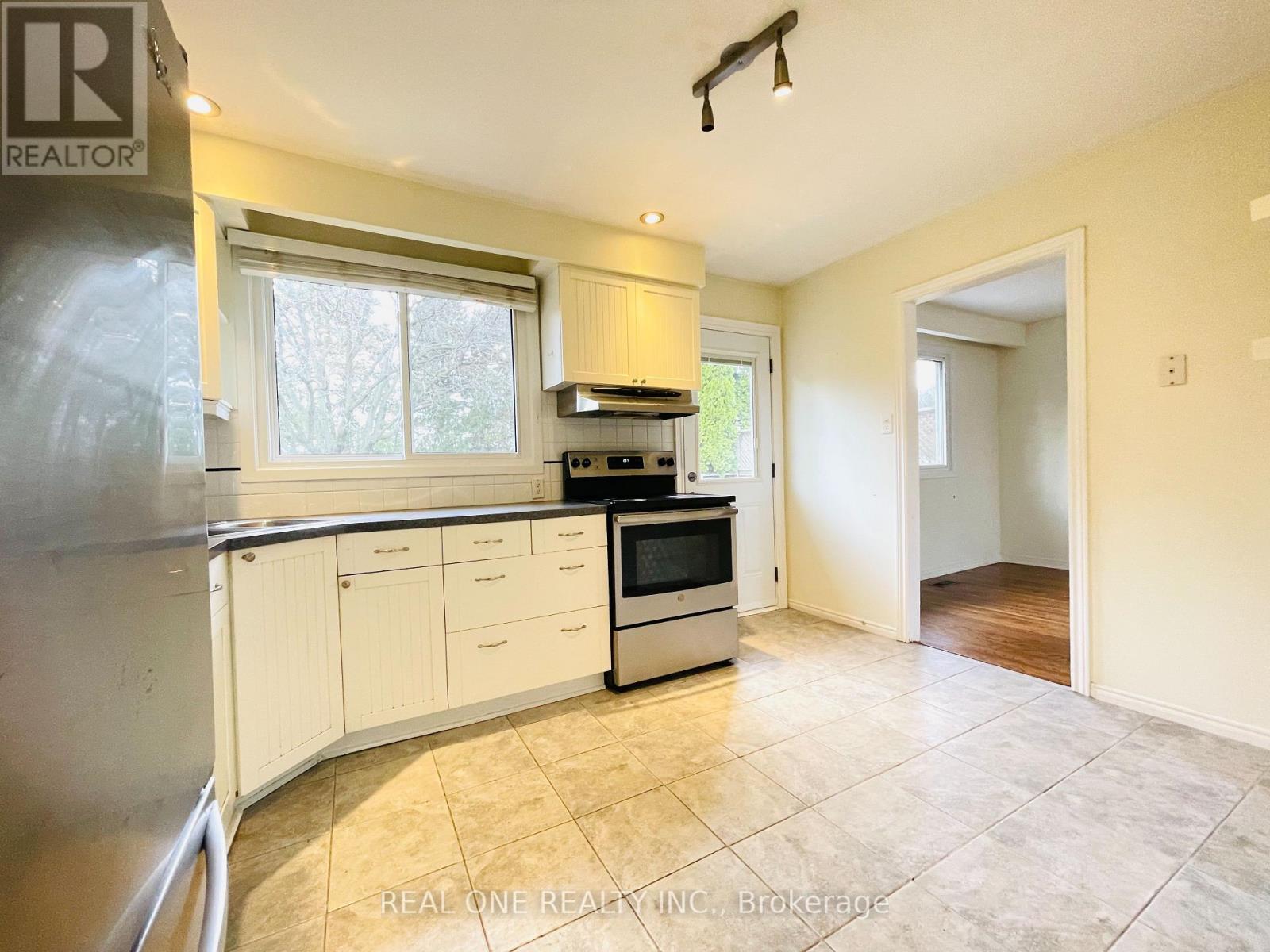 2249 Wyandotte Drive, Oakville, Ontario  L6L 2T4 - Photo 6 - W12557332