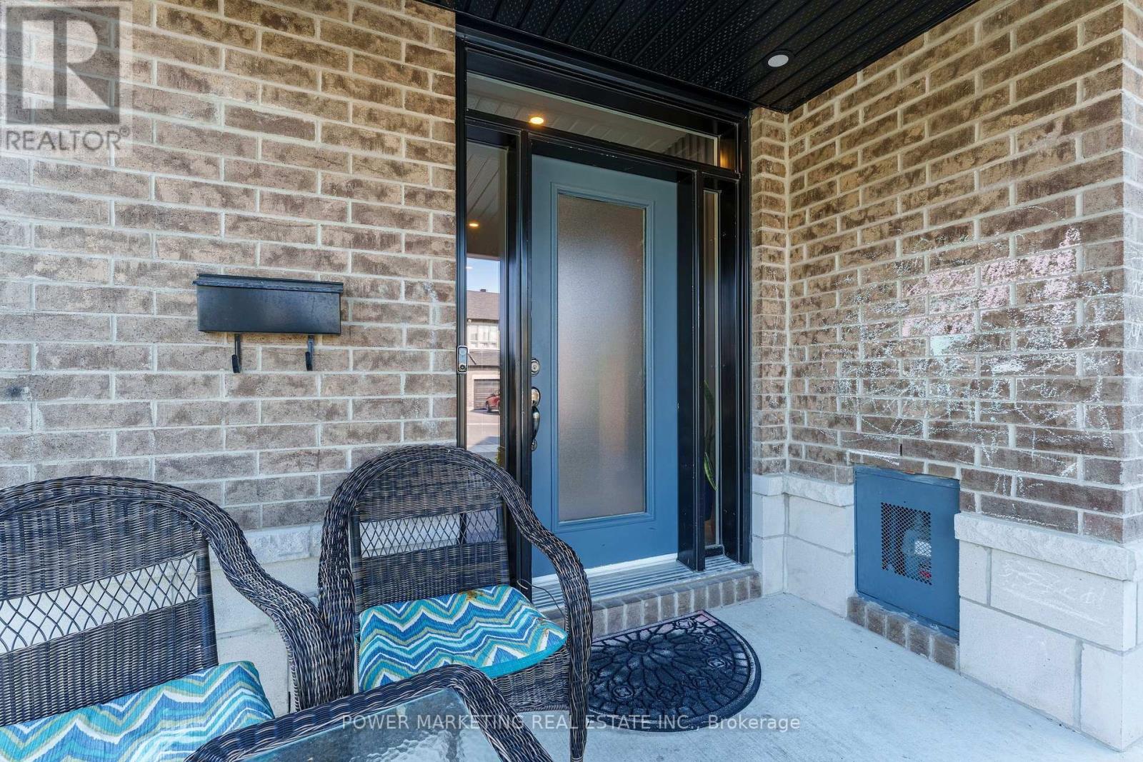 74 Finsbury Avenue, Ottawa, Ontario  K2S 2N8 - Photo 3 - X12557358