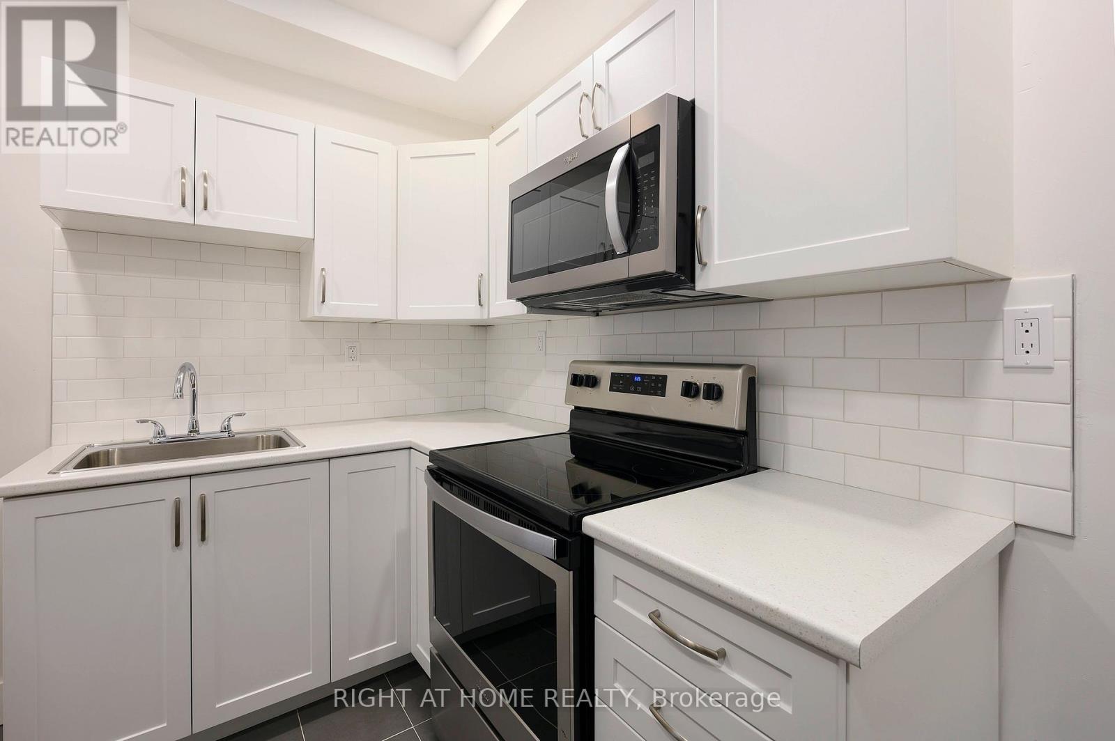 1995 Dundas Street W, Toronto, Ontario  M6R 1W7 - Photo 10 - W12557368