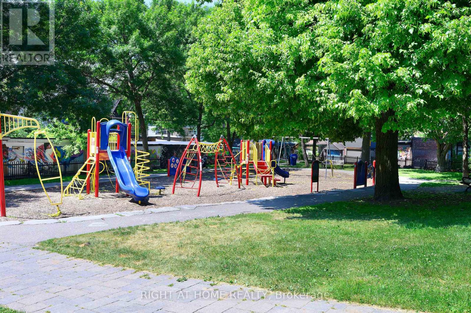 1995 Dundas Street W, Toronto, Ontario  M6R 1W7 - Photo 18 - W12557368