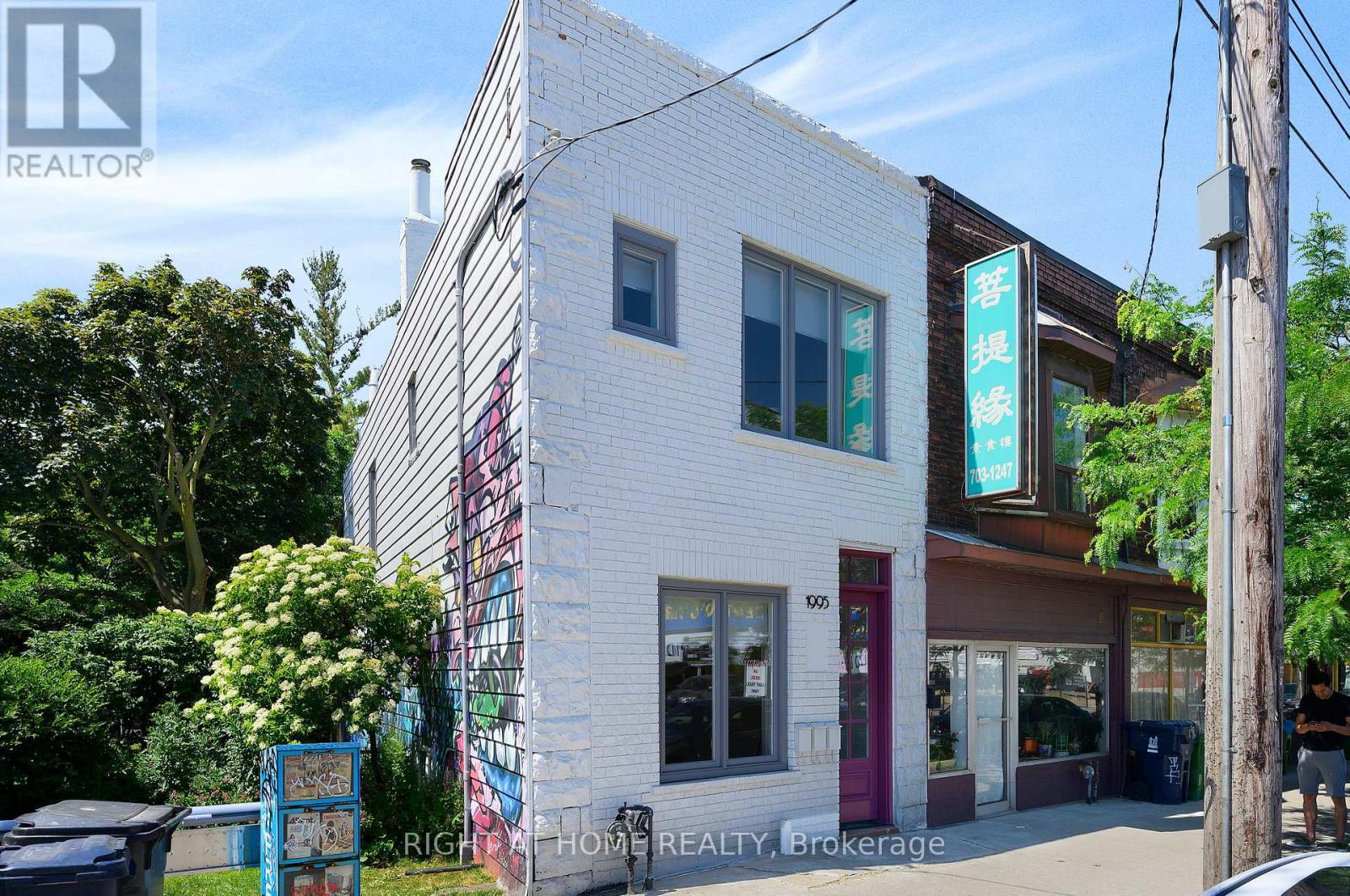 1995 Dundas Street W, Toronto, Ontario  M6R 1W7 - Photo 2 - W12557368