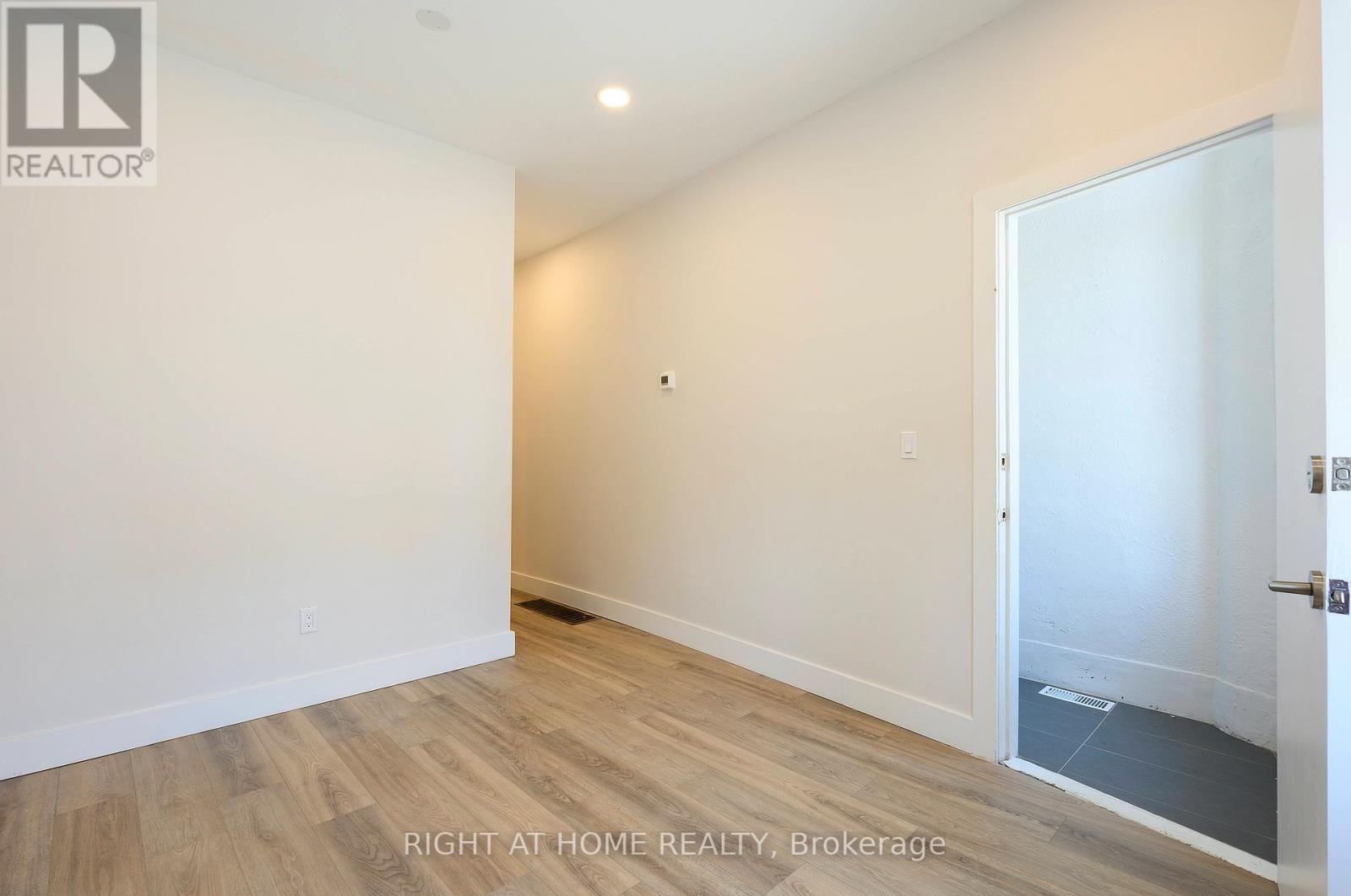 1995 Dundas Street W, Toronto, Ontario  M6R 1W7 - Photo 4 - W12557368