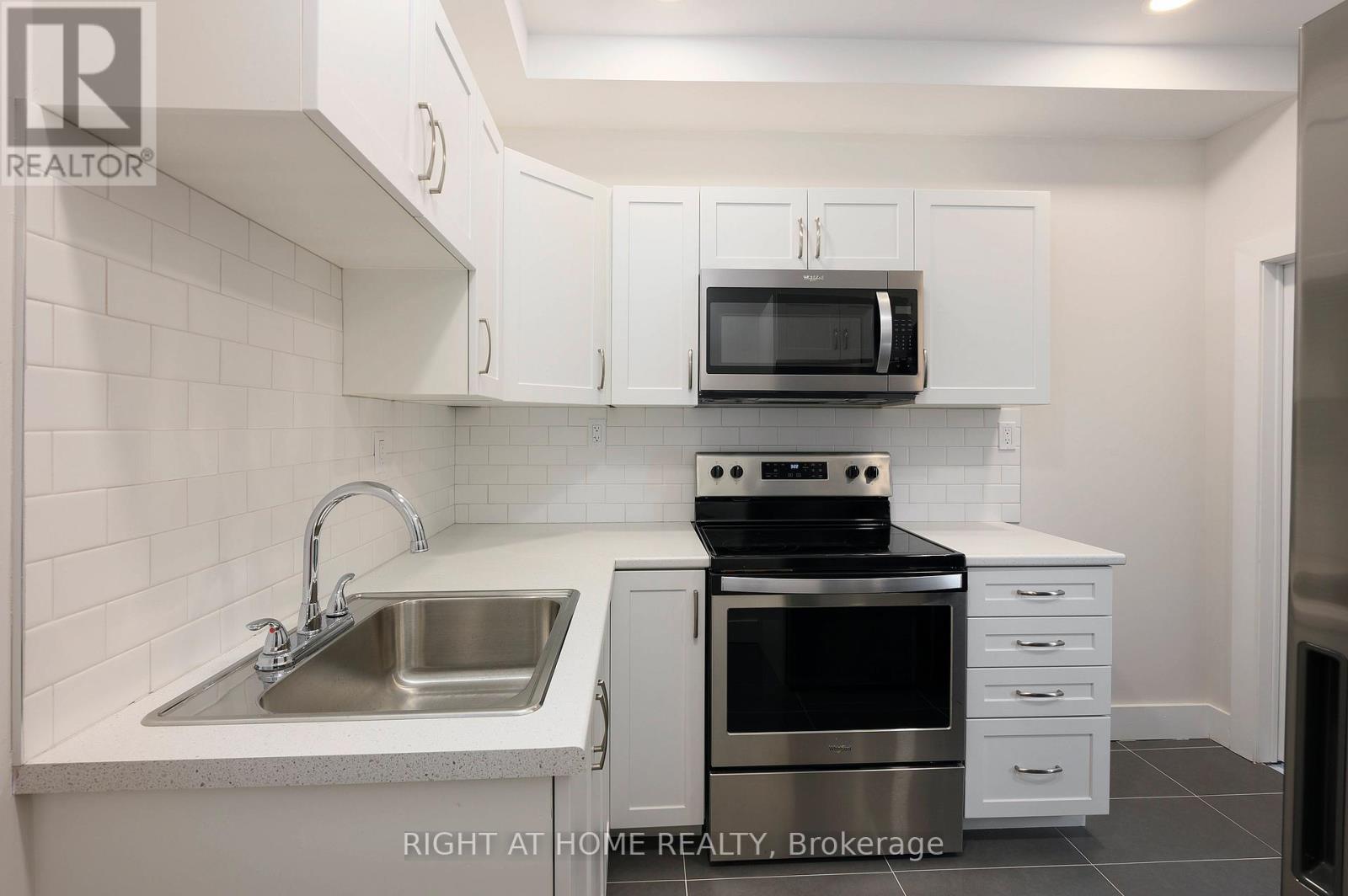 1995 Dundas Street W, Toronto, Ontario  M6R 1W7 - Photo 9 - W12557368