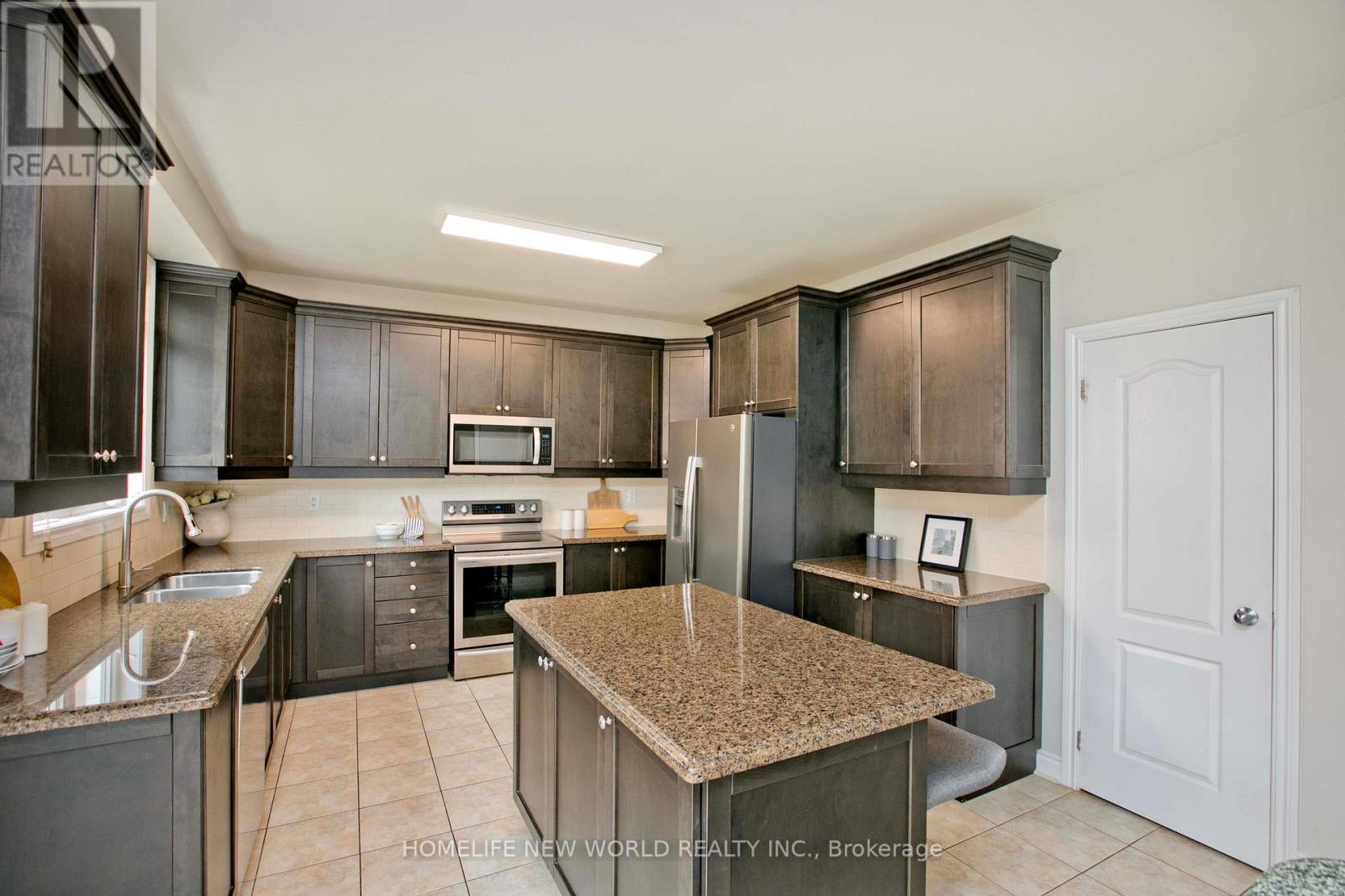 1015 Ralston Crescent, Newmarket, Ontario L3X 3H8 - Photo 8 - N12526984