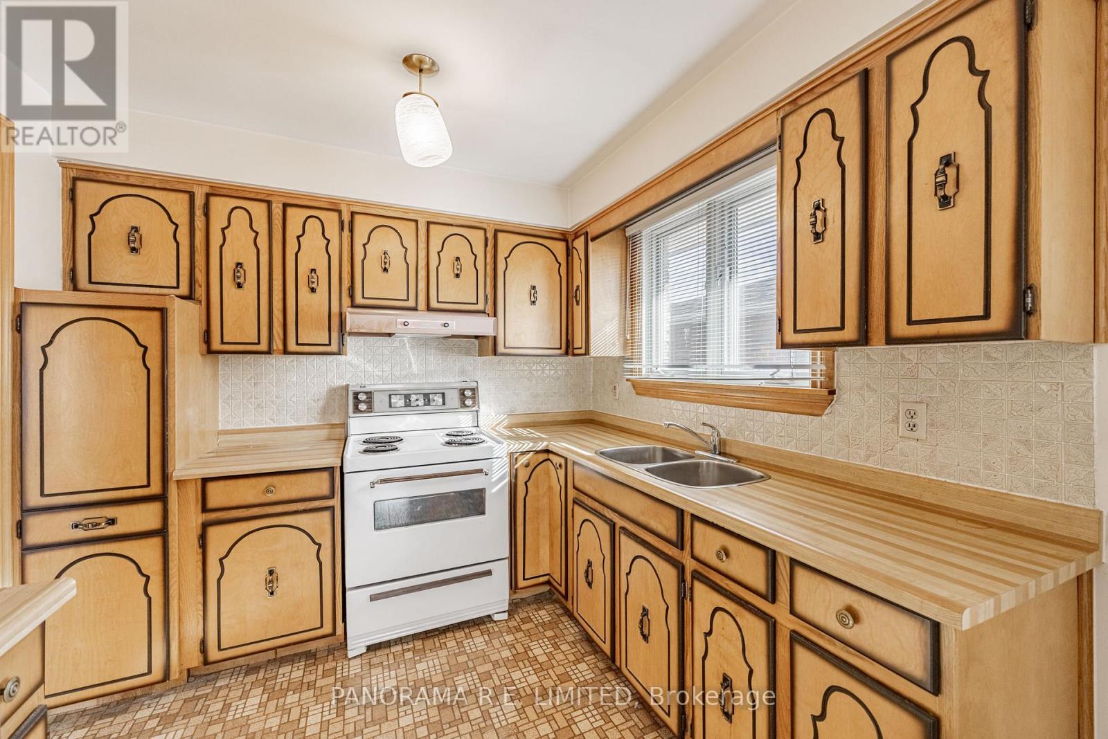 7778 Benavon Road, Mississauga, Ontario  L4T 3G3 - Photo 12 - W12554702