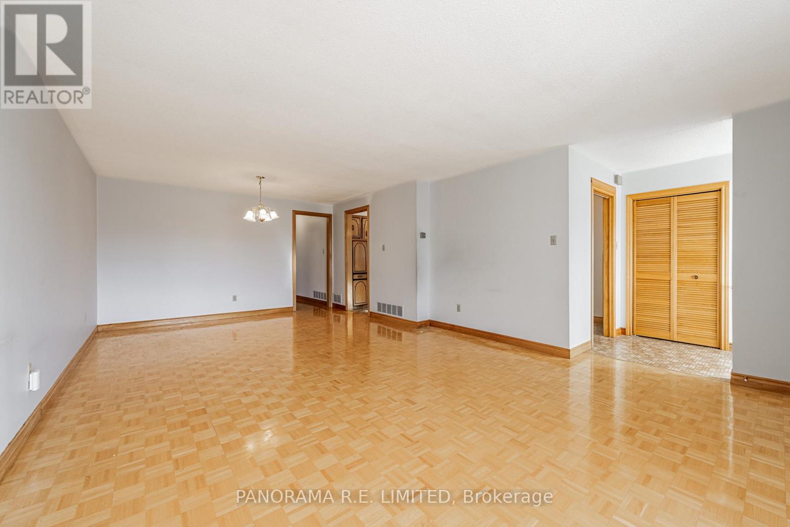 7778 Benavon Road, Mississauga, Ontario  L4T 3G3 - Photo 9 - W12554702