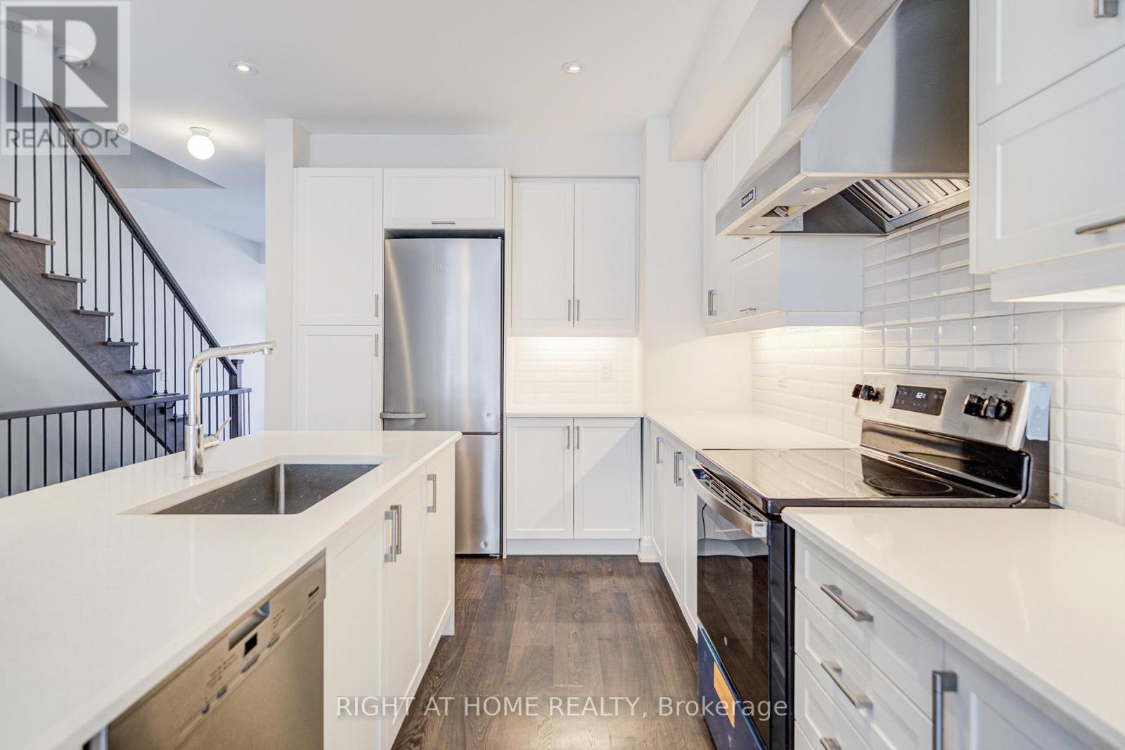 Unit 3c - 33 John Stocks Way, Markham, Ontario  L3T 0G1 - Photo 5 - N12557370