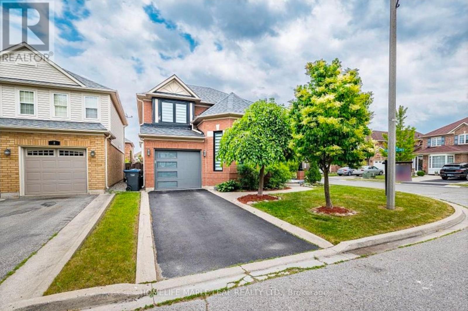 27 Vista Green Crescent, Brampton, Ontario  L7A 2S4 - Photo 2 - W12557376