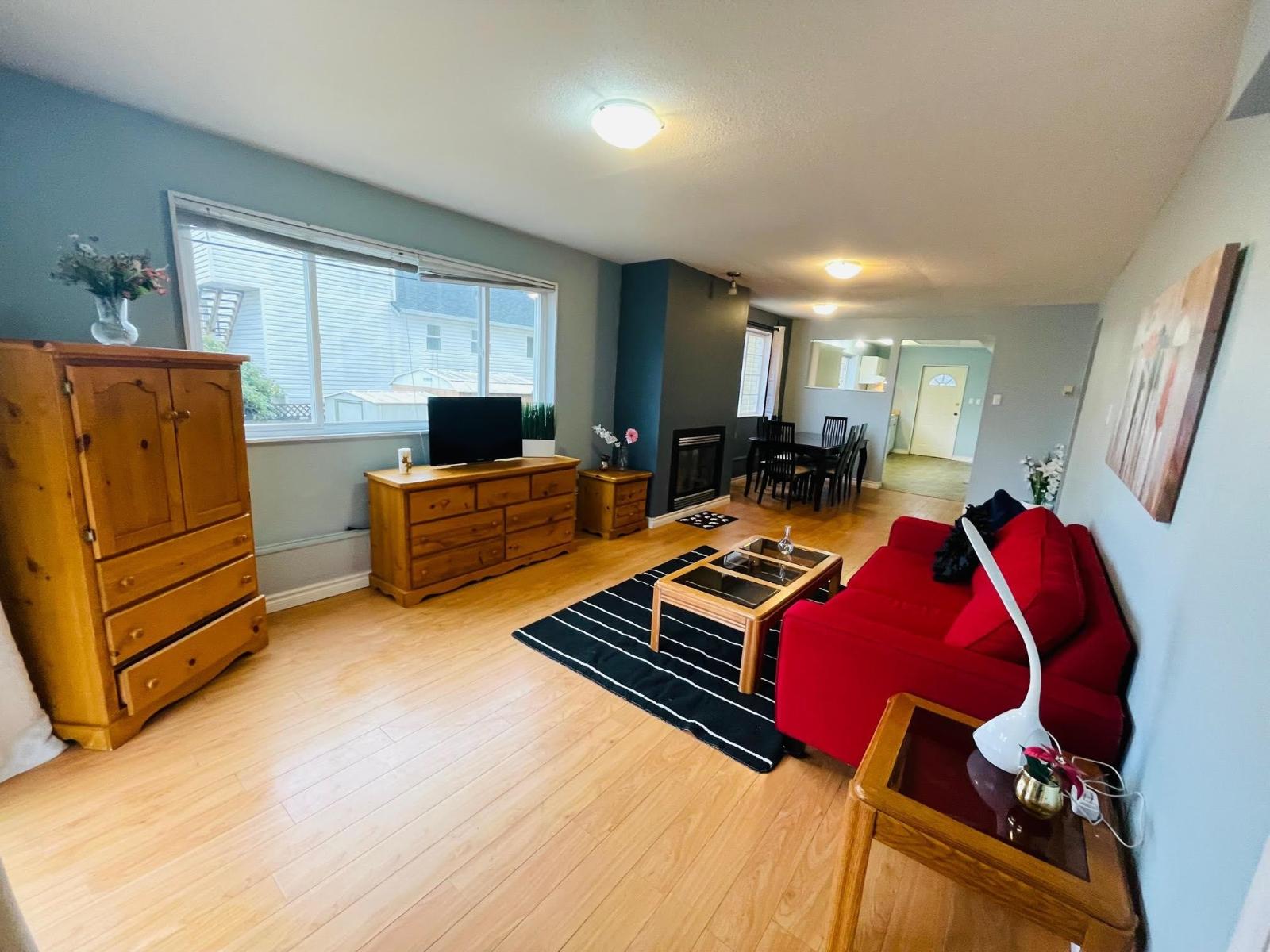 982 Keil Street, White Rock, British Columbia  V4B 4V7 - Photo 2 - R3068539