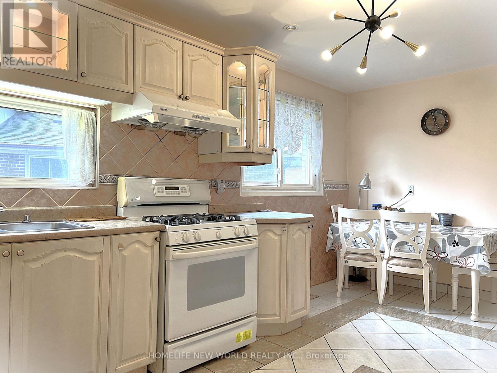 28 Greyhound Drive, Toronto, Ontario  M2H 1K3 - Photo 7 - C12557426