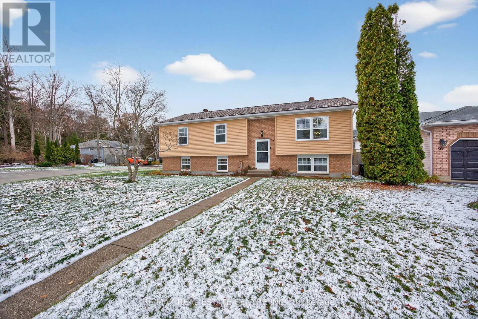 62 Riverdale Drive, Wasaga Beach, Ontario L9Z 1G1 - Photo 3 - S12557470