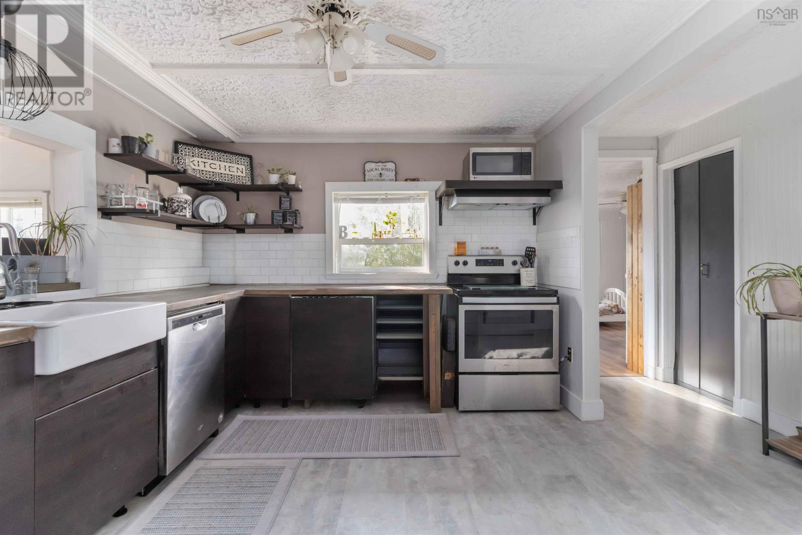 Property at 21 Littles Road image 2