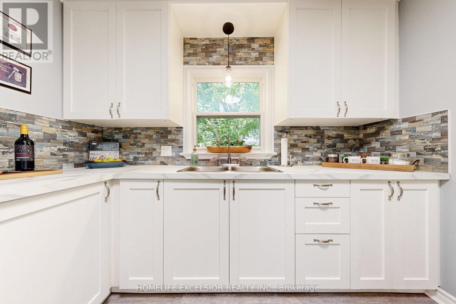 19043 Centre Street, East Gwillimbury, Ontario  L0G 1M0 - Photo 16 - N12557538