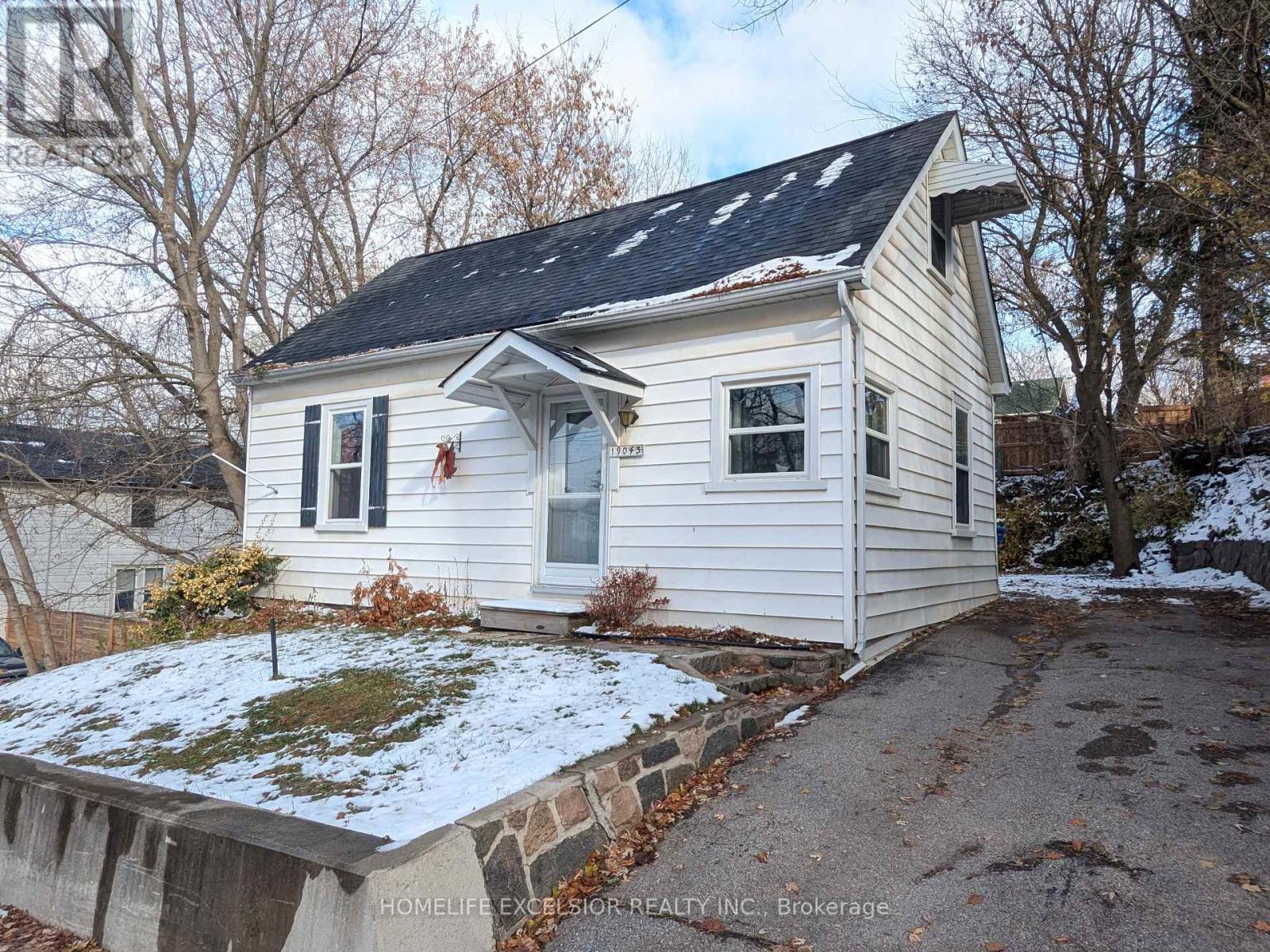 19043 Centre Street, East Gwillimbury, Ontario  L0G 1M0 - Photo 2 - N12557538