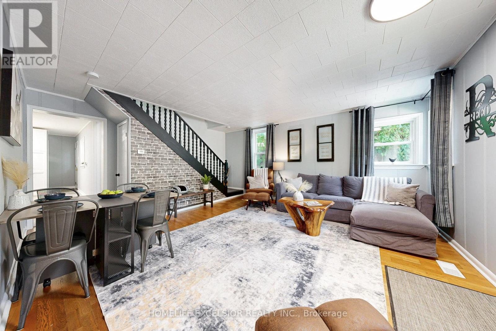 19043 Centre Street, East Gwillimbury, Ontario  L0G 1M0 - Photo 4 - N12557538