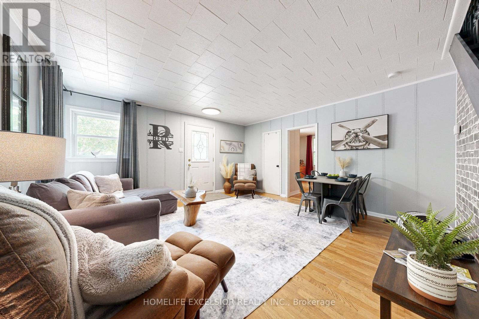 19043 Centre Street, East Gwillimbury, Ontario  L0G 1M0 - Photo 6 - N12557538