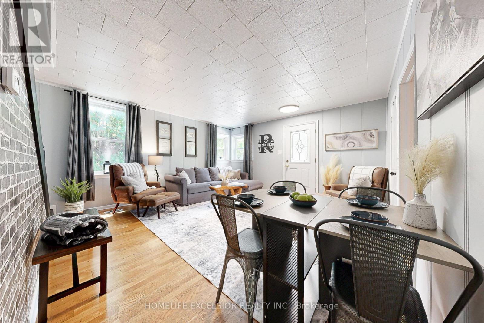 19043 Centre Street, East Gwillimbury, Ontario  L0G 1M0 - Photo 7 - N12557538