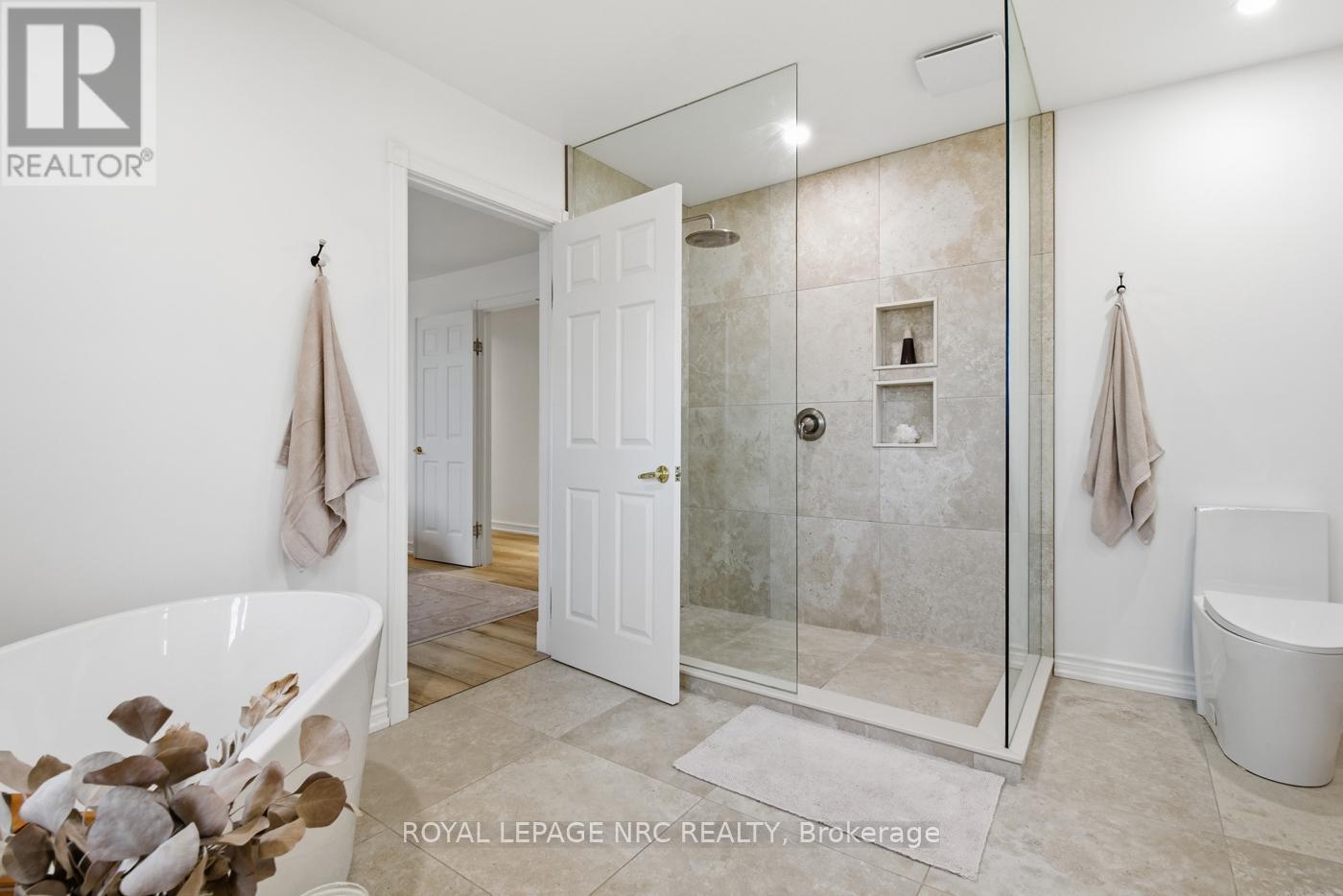 12 Fuller Crescent, Thorold, Ontario L2V 4B9 - Photo 11 - X12557586