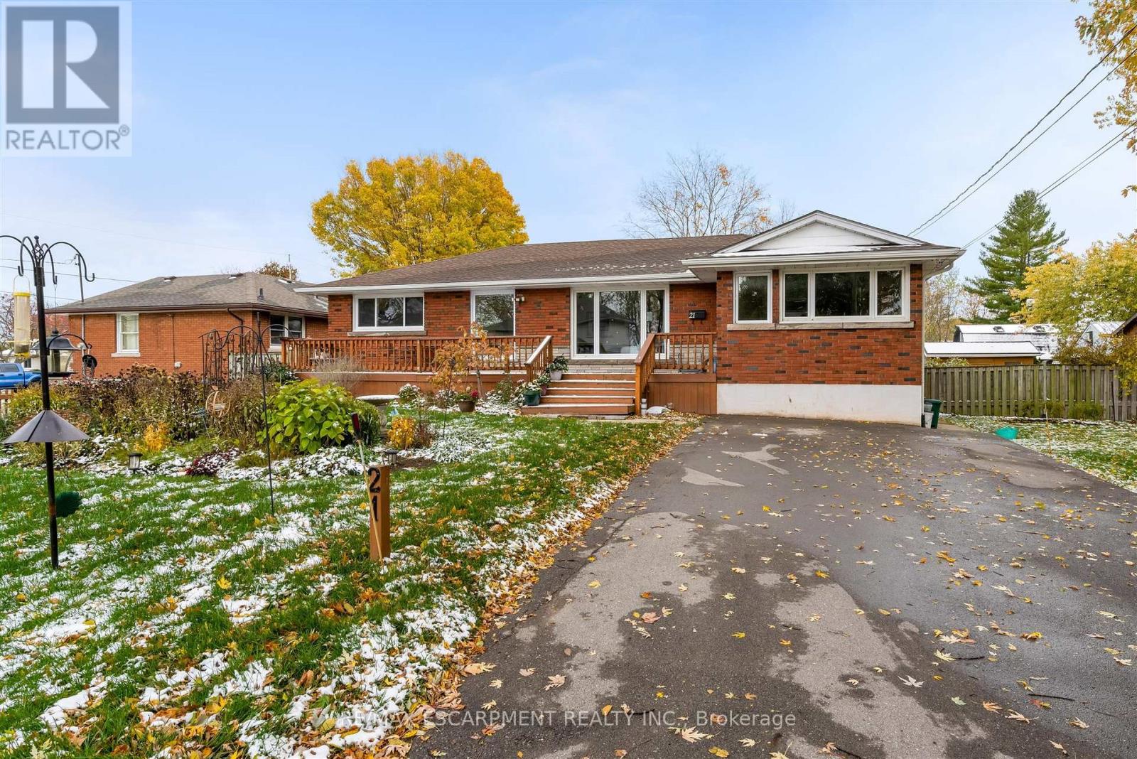 21 Lakeside Drive, Grimsby, Ontario  L3M 2K9 - Photo 2 - X12557578