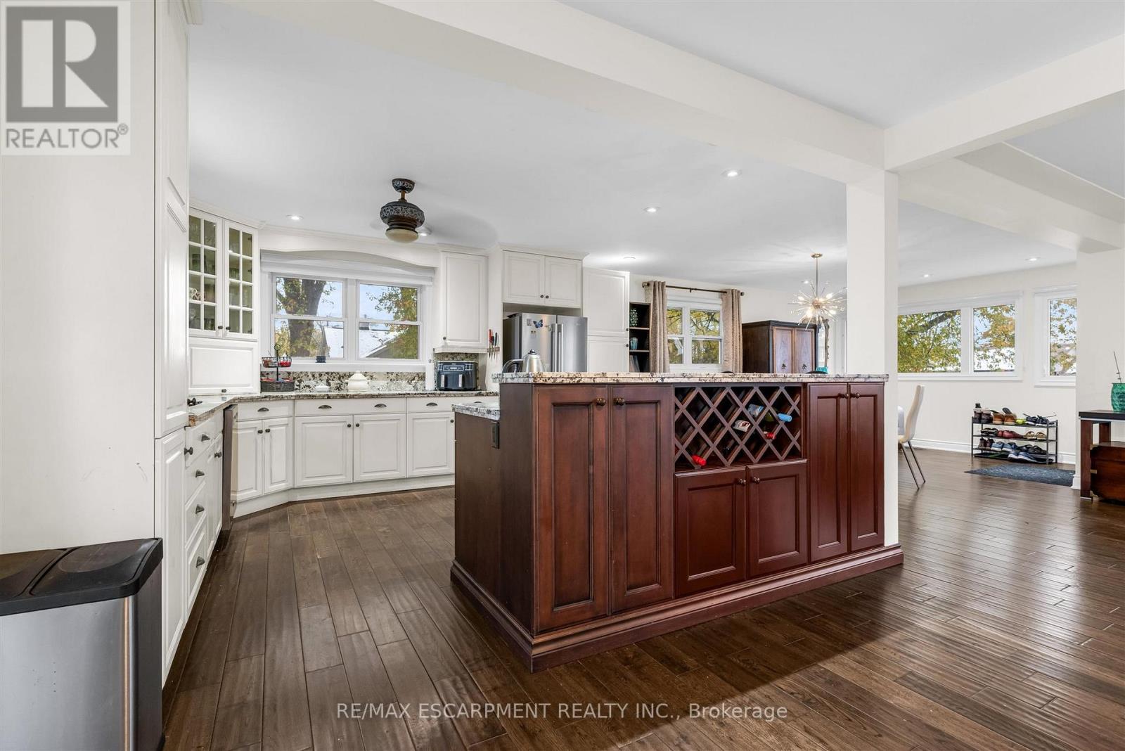 21 Lakeside Drive, Grimsby, Ontario  L3M 2K9 - Photo 9 - X12557578