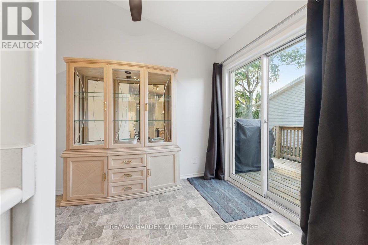 4 Fox Trail Drive, St. Catharines, Ontario  L2S 3T7 - Photo 12 - X12480311