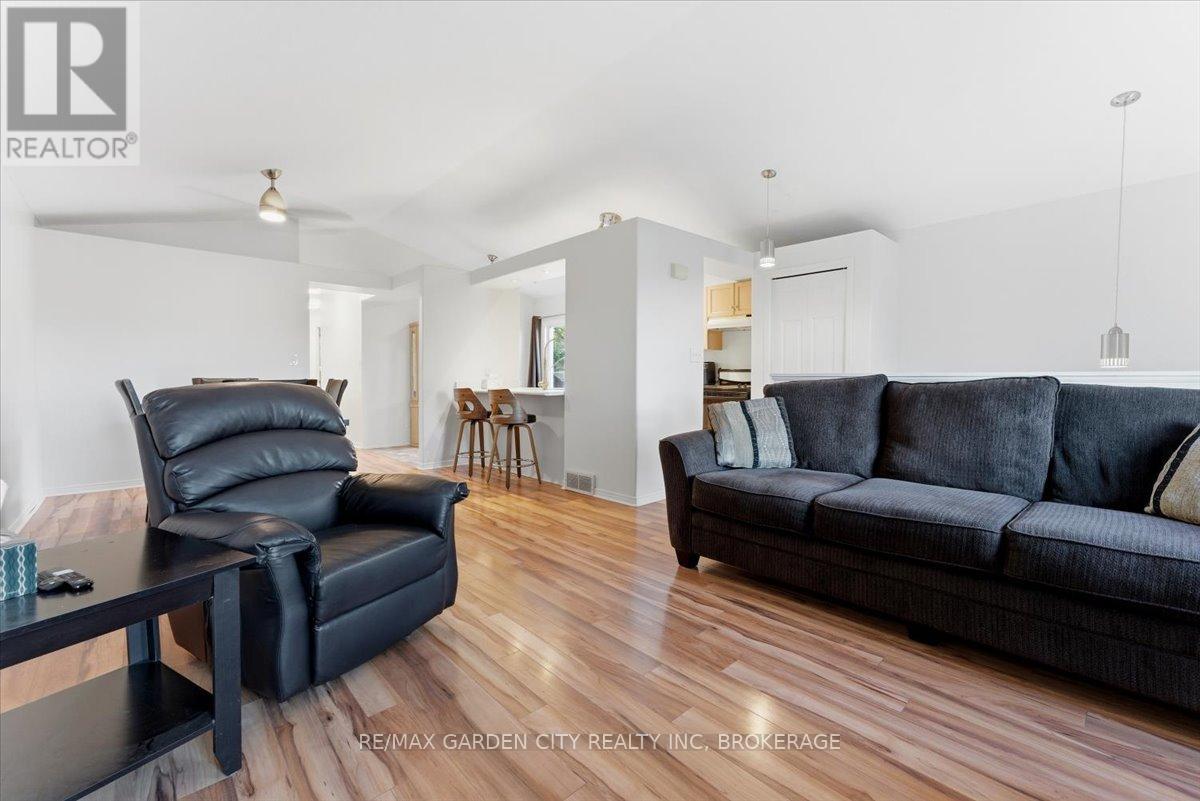 4 Fox Trail Drive, St. Catharines, Ontario  L2S 3T7 - Photo 7 - X12480311