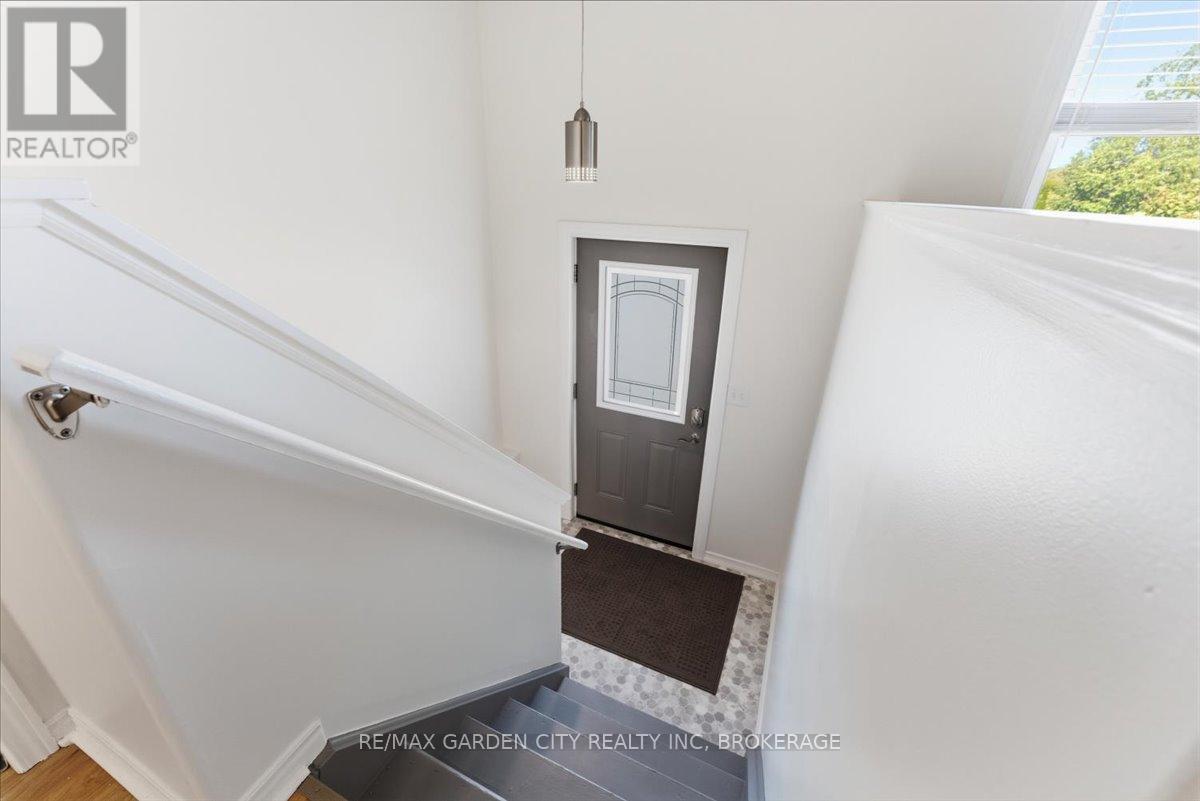 4 Fox Trail Drive, St. Catharines, Ontario  L2S 3T7 - Photo 4 - X12480311