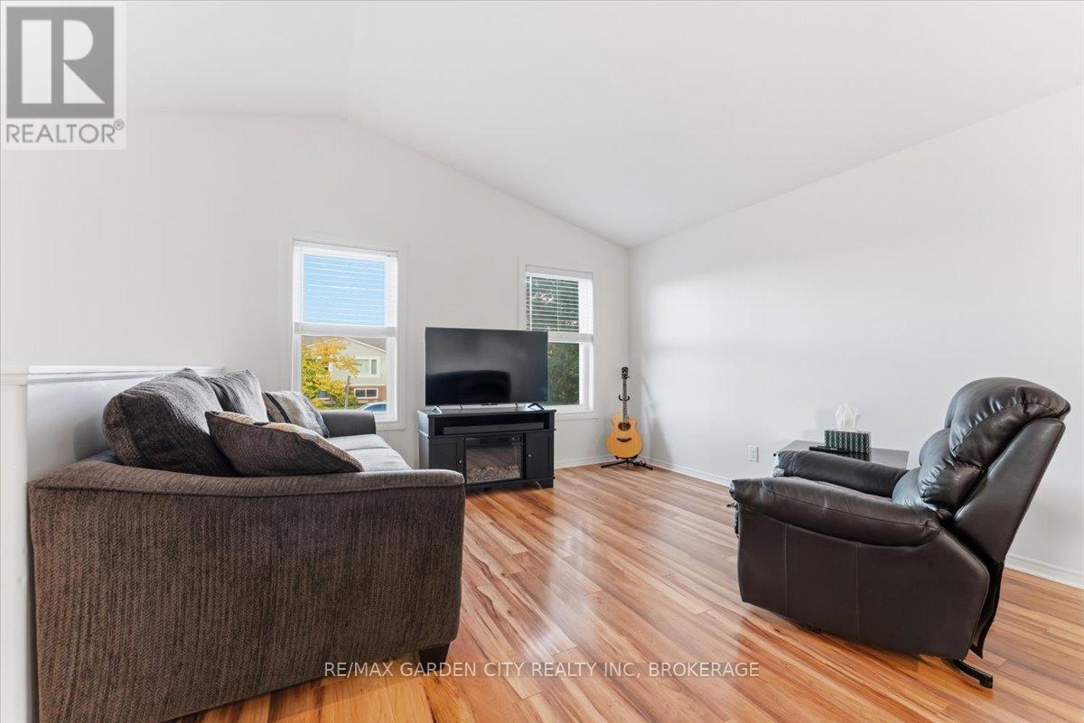 4 Fox Trail Drive, St. Catharines, Ontario  L2S 3T7 - Photo 5 - X12480311