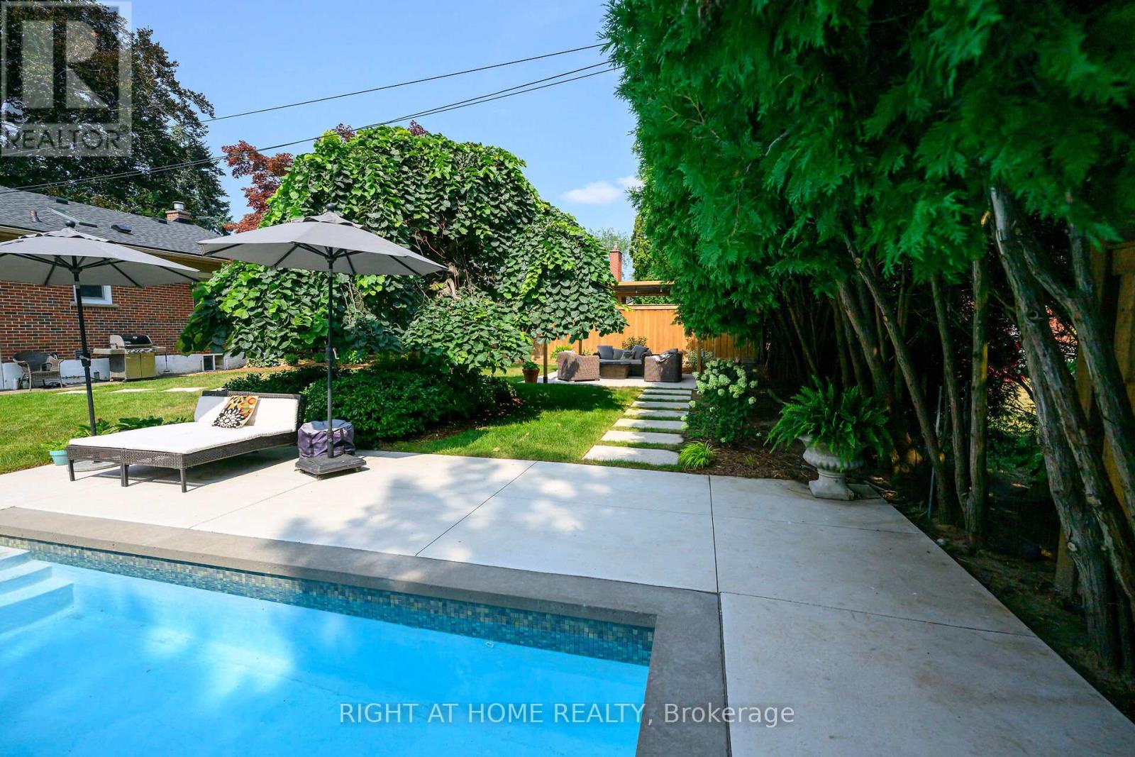 655 Gayne Boulevard, Burlington, Ontario  L7T 3V8 - Photo 3 - W12355117