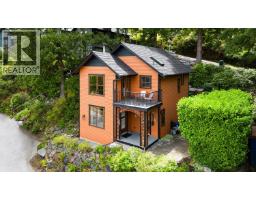 571 ROOCROFT LANE, Bowen Island, British Columbia