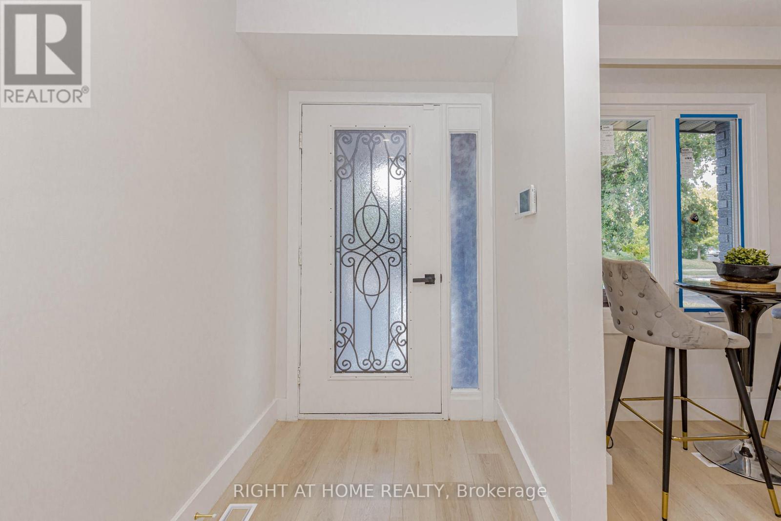 6 Bryant Court, Brampton, Ontario  L6X 2T1 - Photo 4 - W12557642