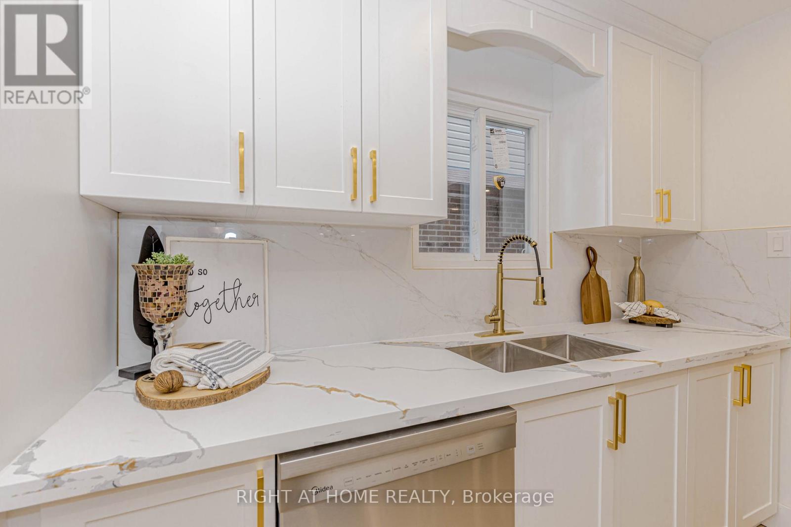 6 Bryant Court, Brampton, Ontario  L6X 2T1 - Photo 9 - W12557642