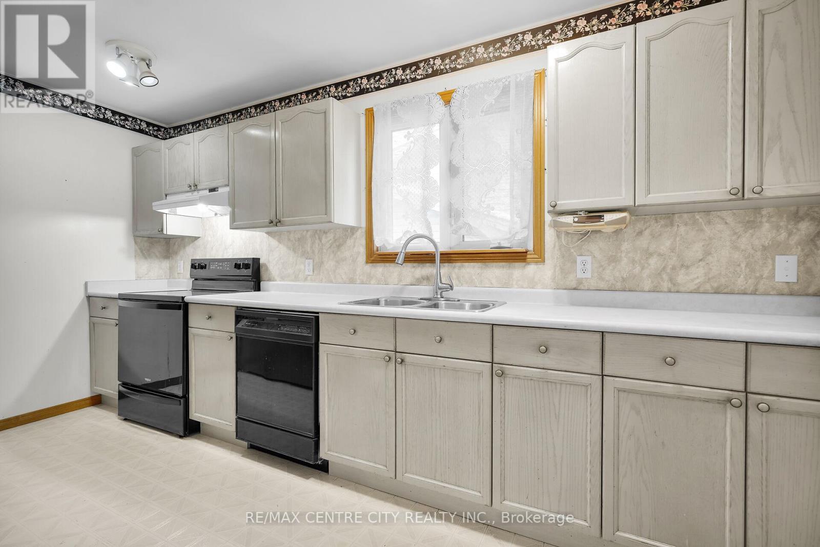 47 Stonehenge Road, London East, Ontario  N5V 4M6 - Photo 10 - X12557706