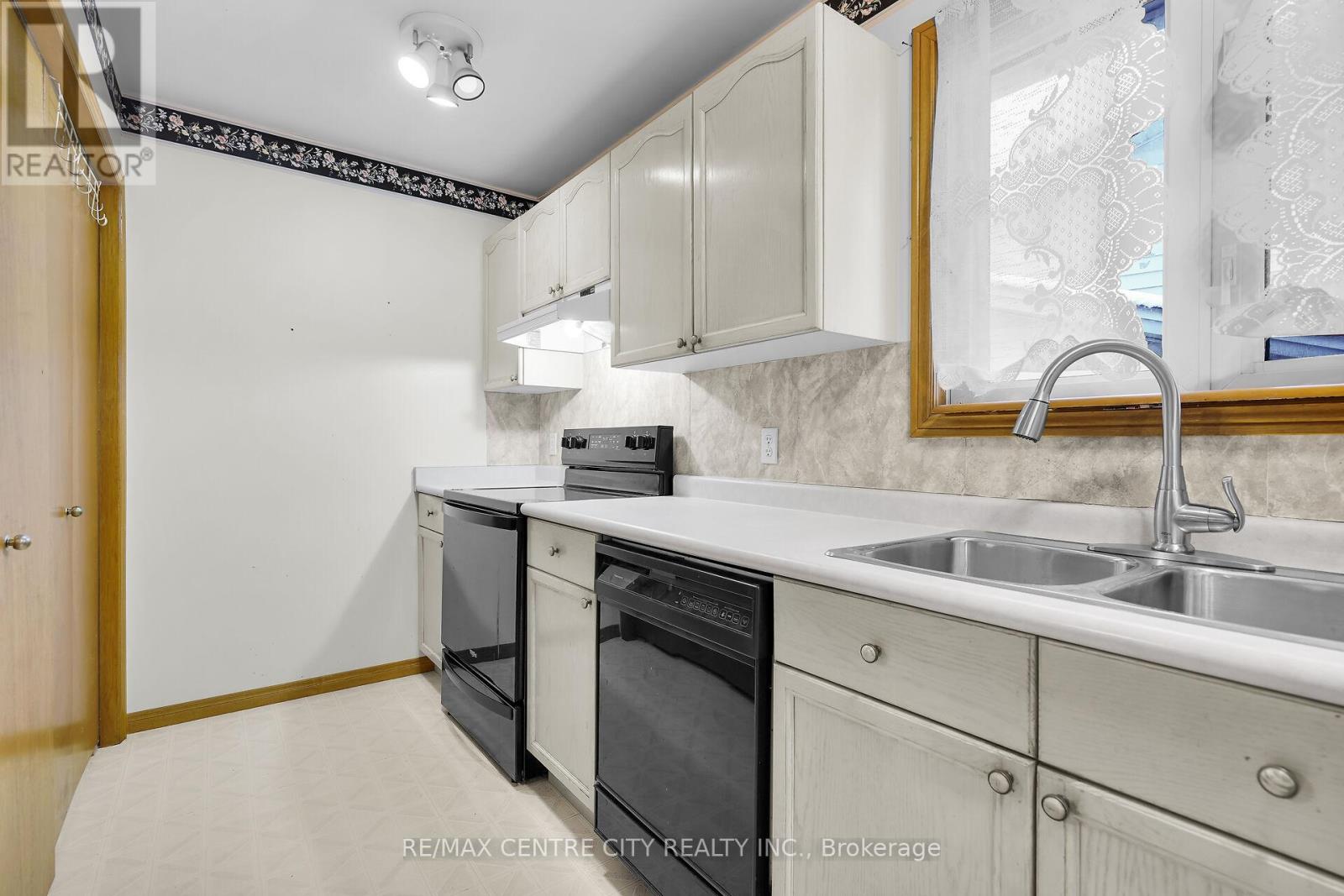 47 Stonehenge Road, London East, Ontario  N5V 4M6 - Photo 11 - X12557706