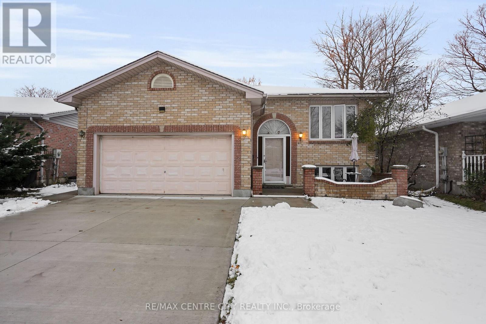 47 Stonehenge Road, London East, Ontario  N5V 4M6 - Photo 2 - X12557706