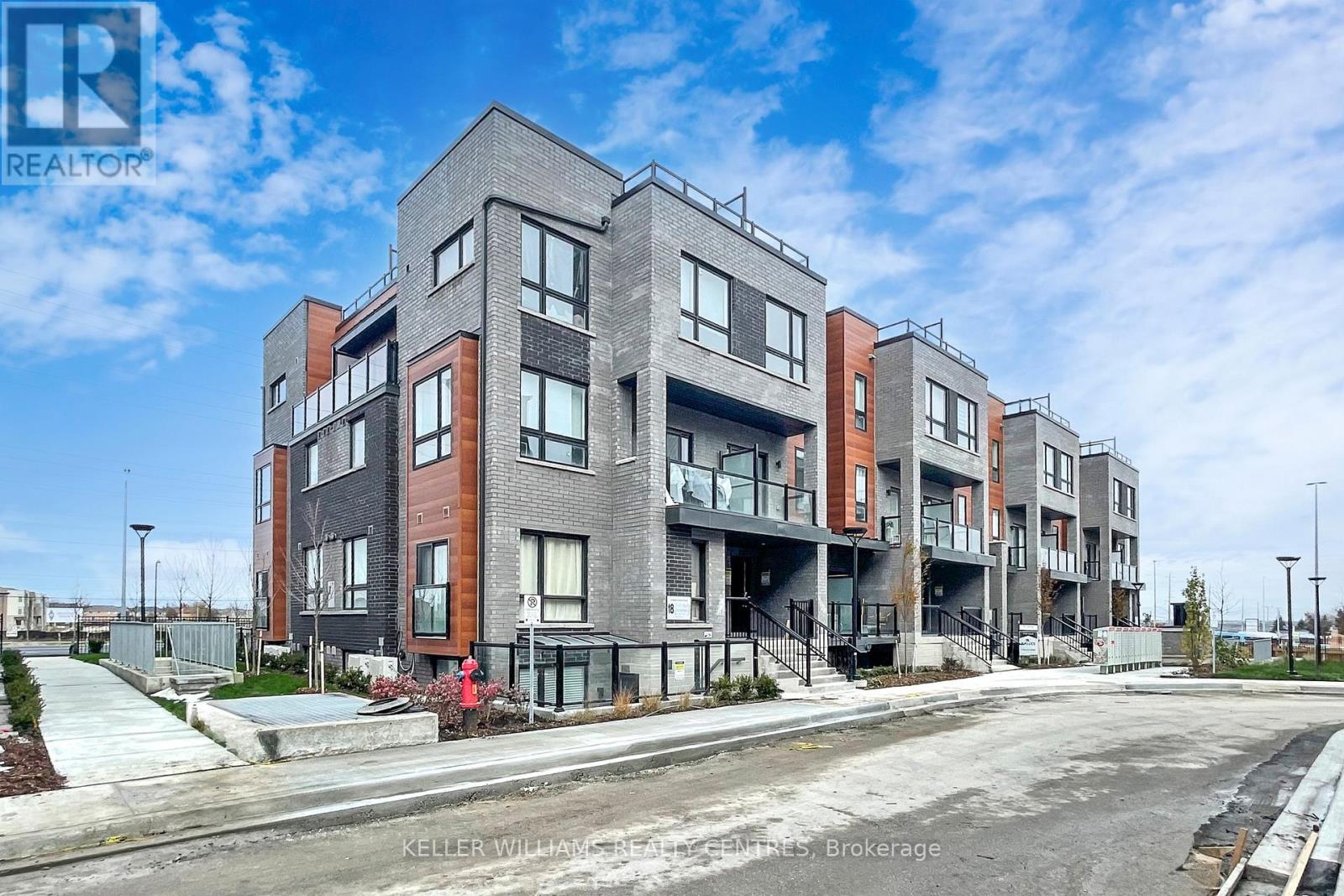 17 - 18 LYTHAM GREEN CIRCLE, Newmarket, Ontario