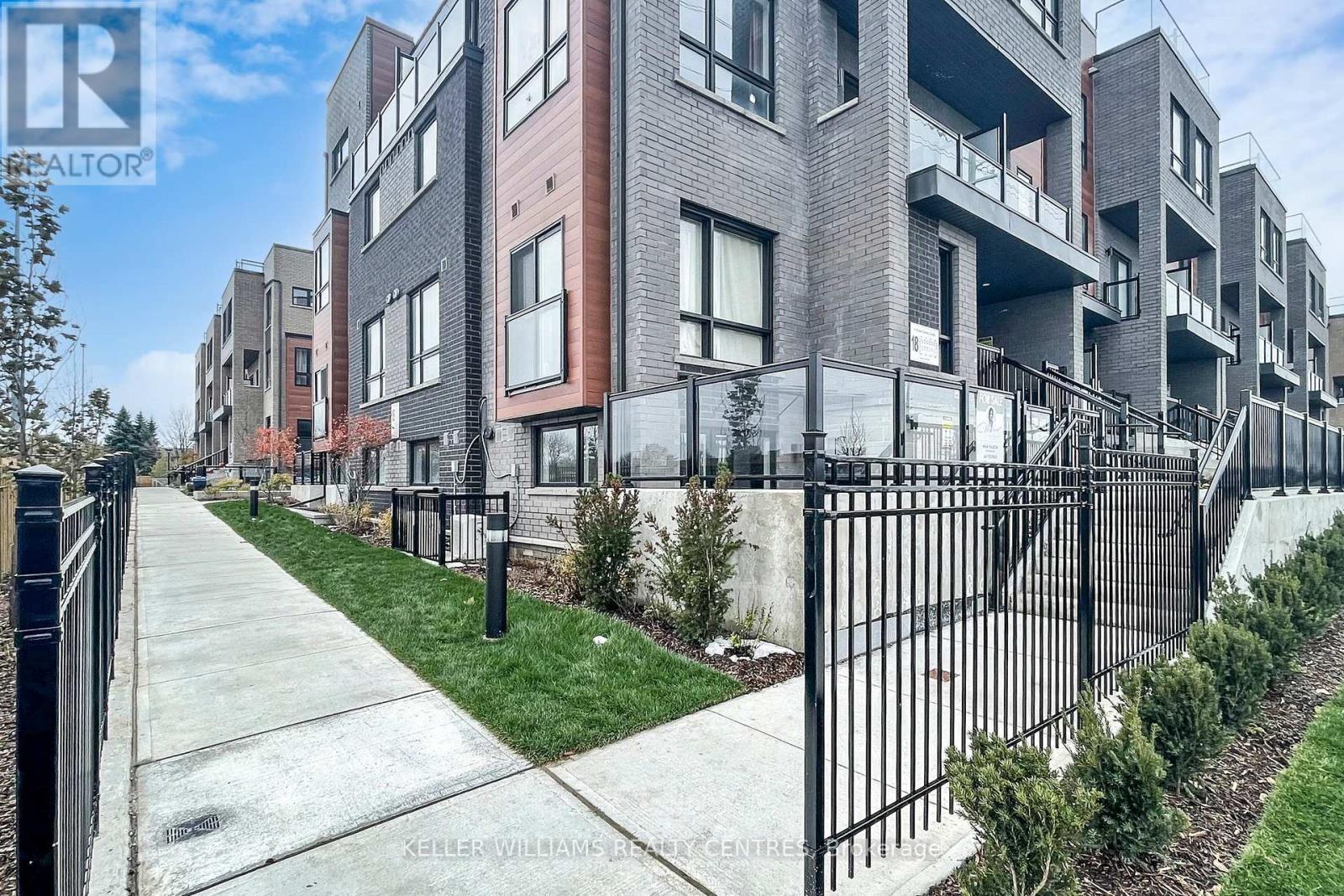 17 - 18 Lytham Green Circle, Newmarket, Ontario  L3Y 0H4 - Photo 3 - N12557736