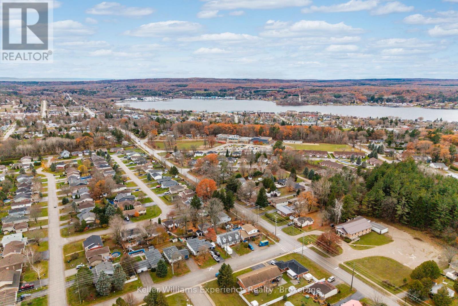 4 Dunlop Street, Penetanguishene, Ontario  L9M 1J2 - Photo 2 - S12557780