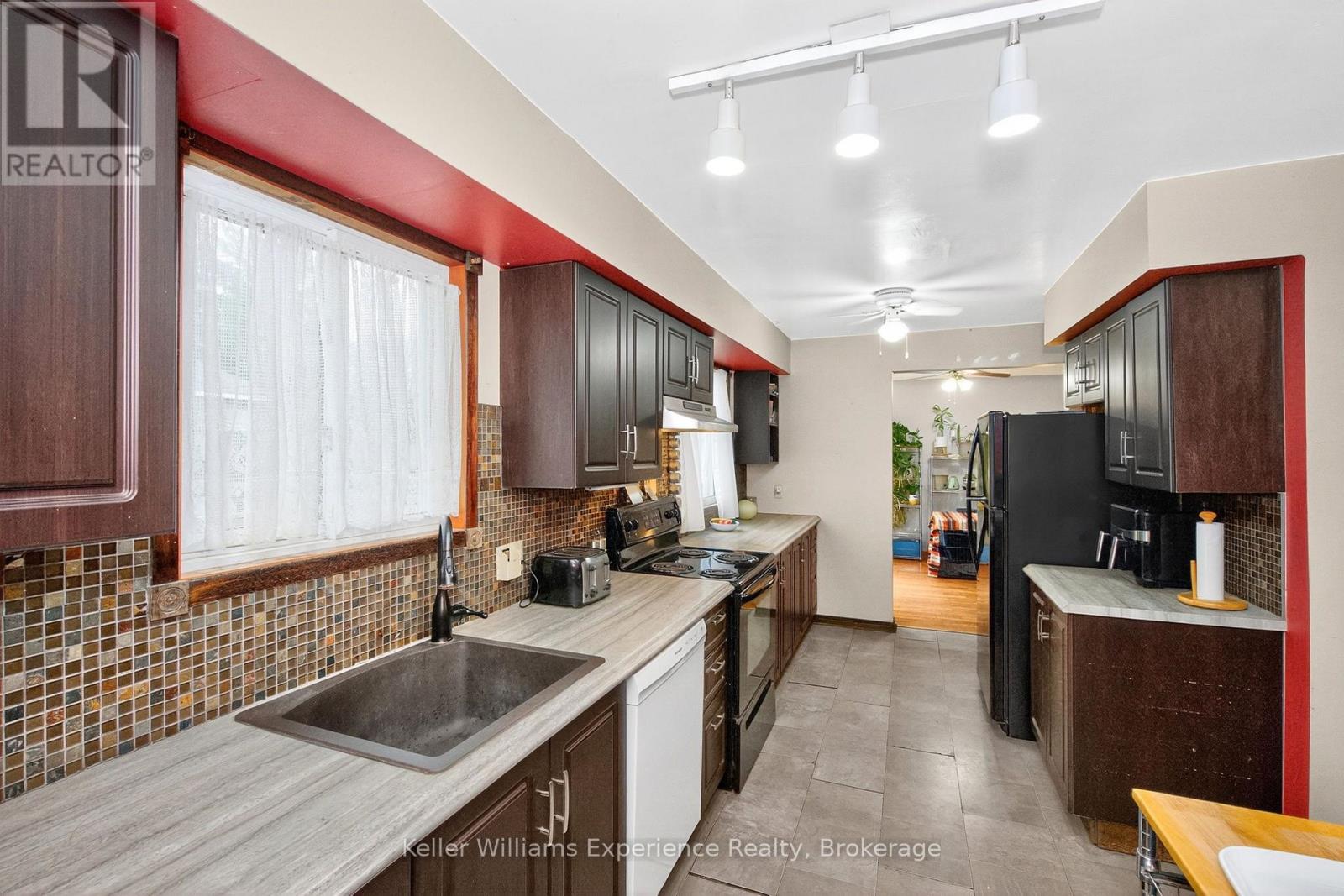 4 Dunlop Street, Penetanguishene, Ontario  L9M 1J2 - Photo 4 - S12557780