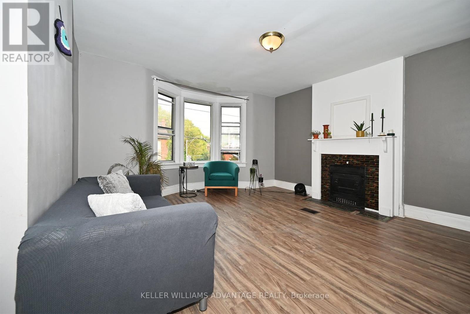Upper - 370 Woodbine Avenue, Toronto, Ontario  M4L 3P6 - Photo 10 - E12557772