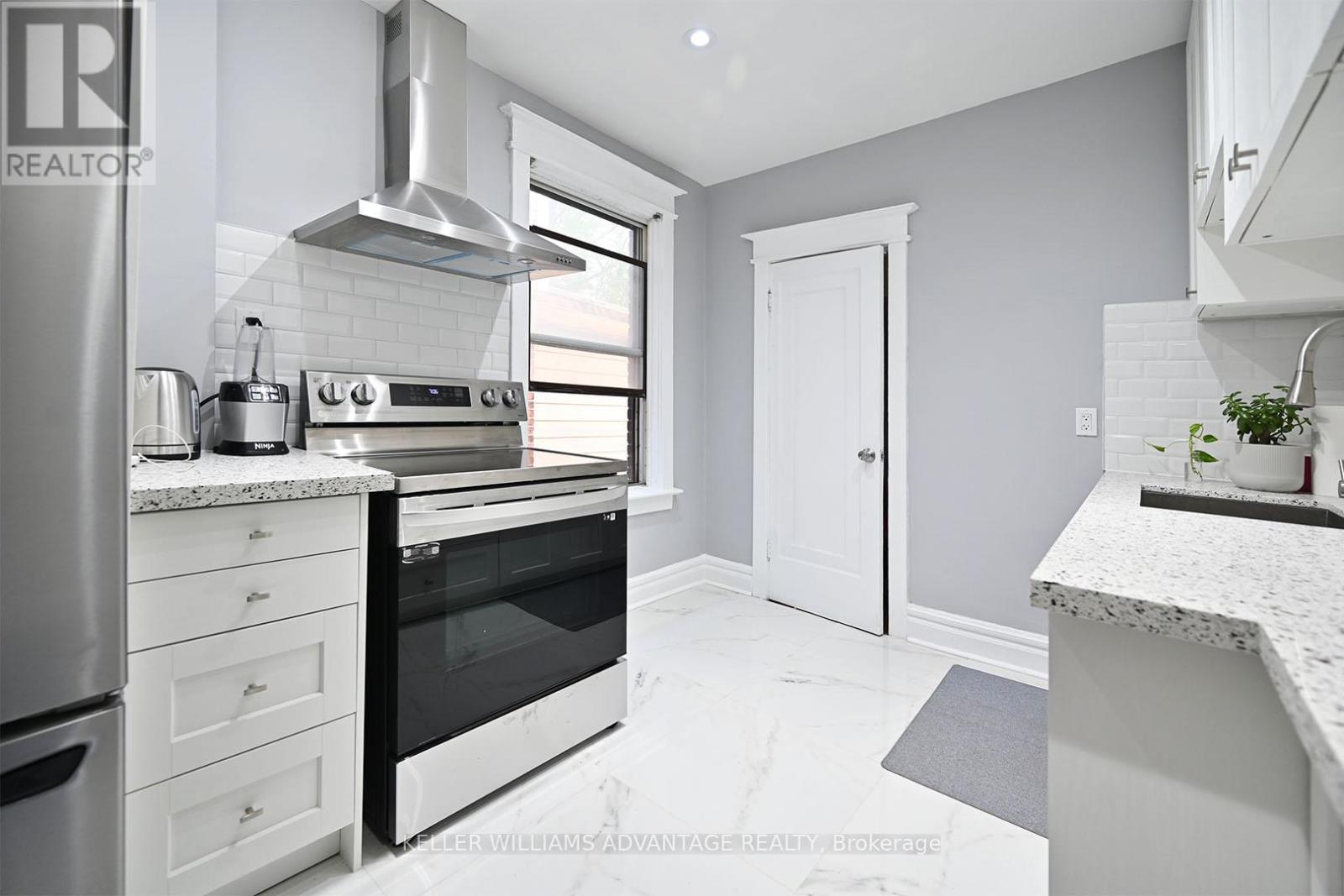 Upper - 370 Woodbine Avenue, Toronto, Ontario  M4L 3P6 - Photo 11 - E12557772